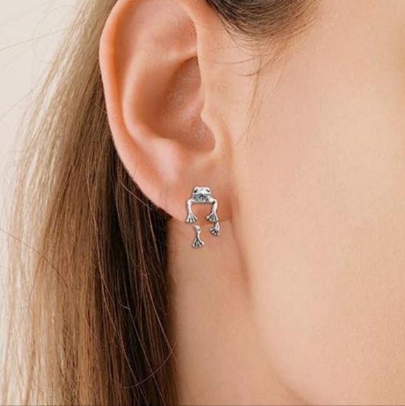NEW 3D Silver Colored Frog Pierced Earrings These are so adorable! - Picture 1 of 8